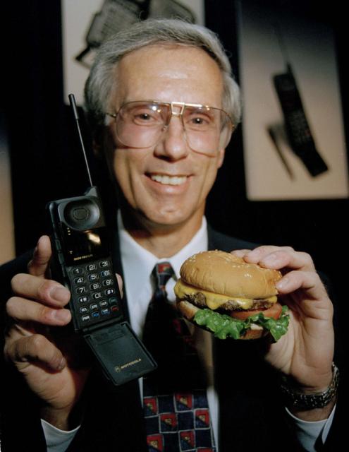 A Motorola embere 1984-ben azt szemléltette, hogy mobiltelefonja nem sokkal nagyobb egy sajtburgernél